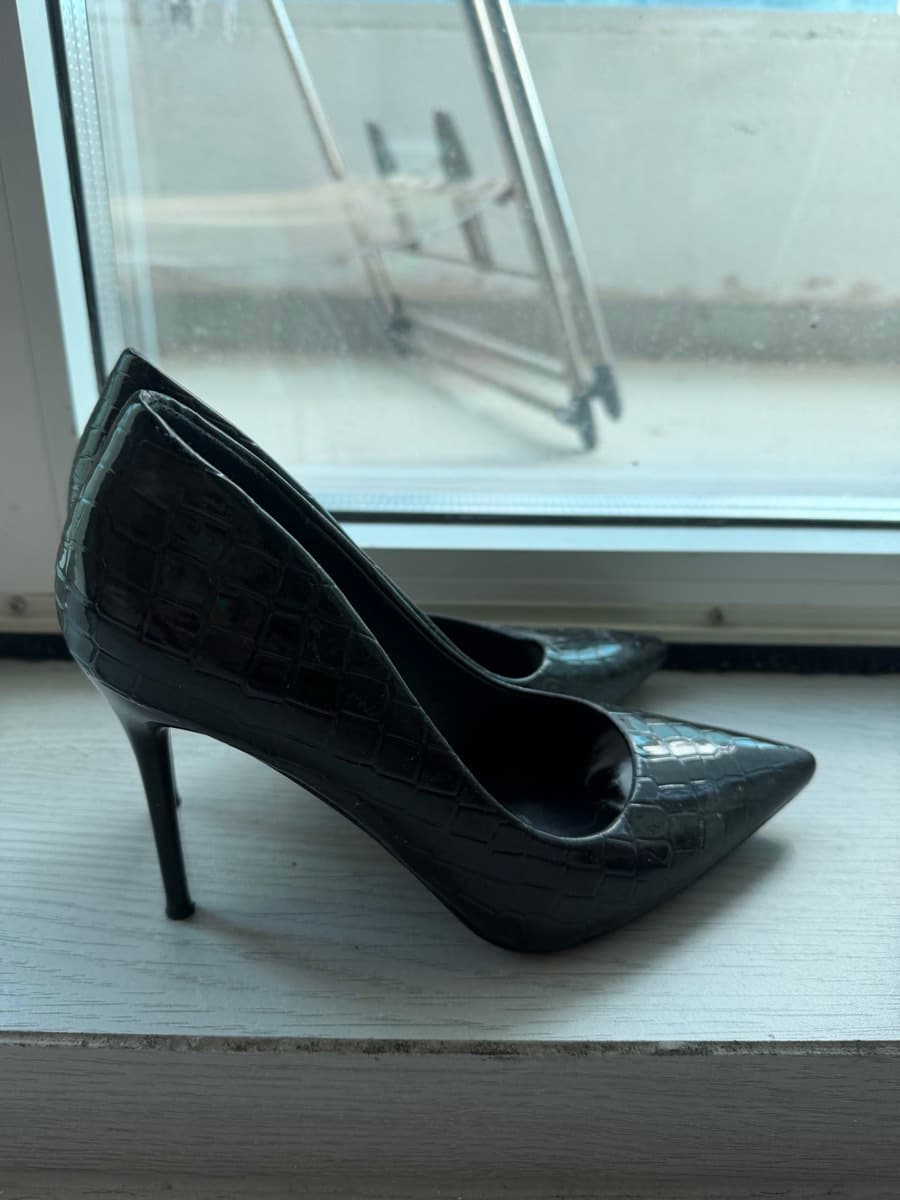 Black Croc-Embossed Pointed Pumps