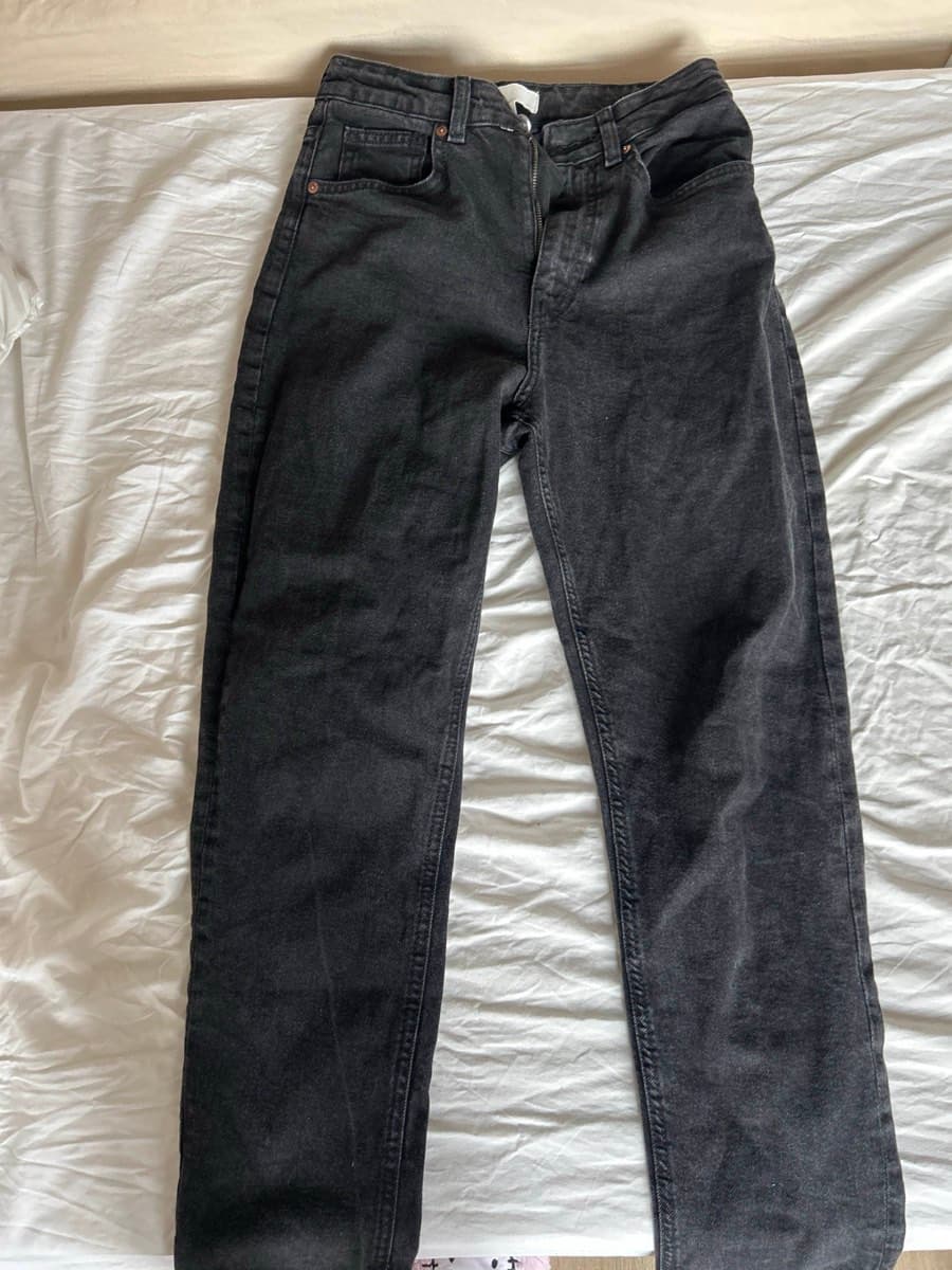 Black High-Waist Jeans