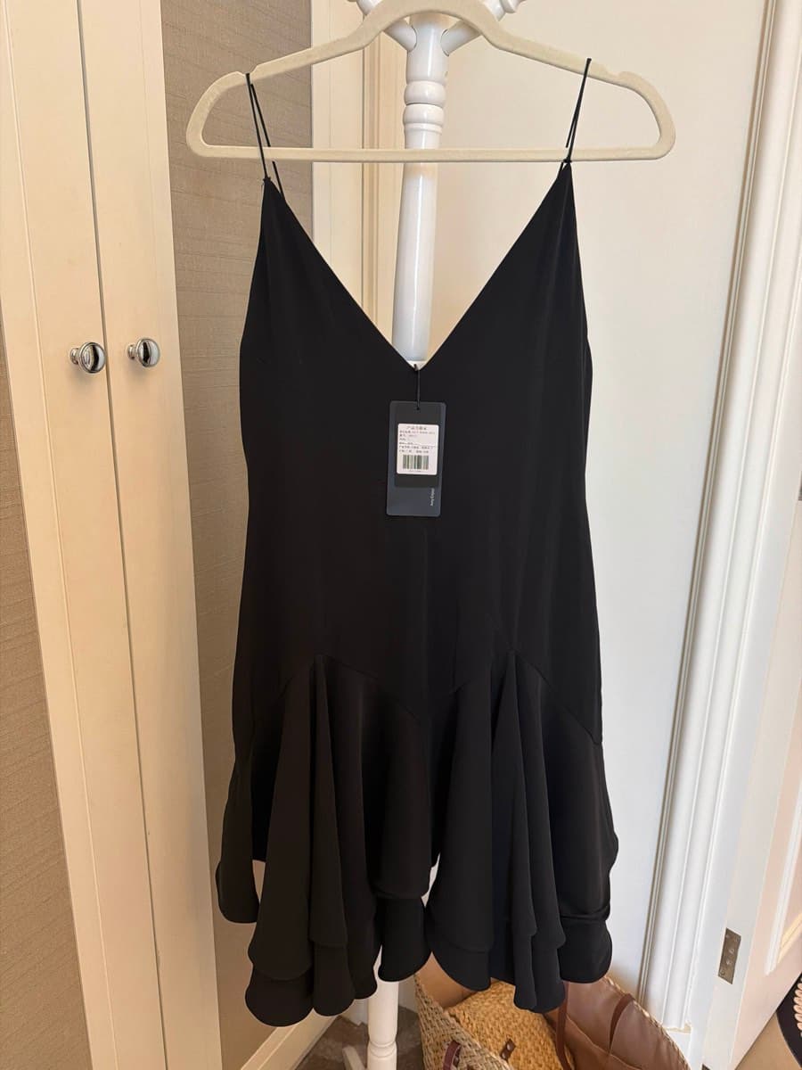 Elegant black dress thumbnail 2