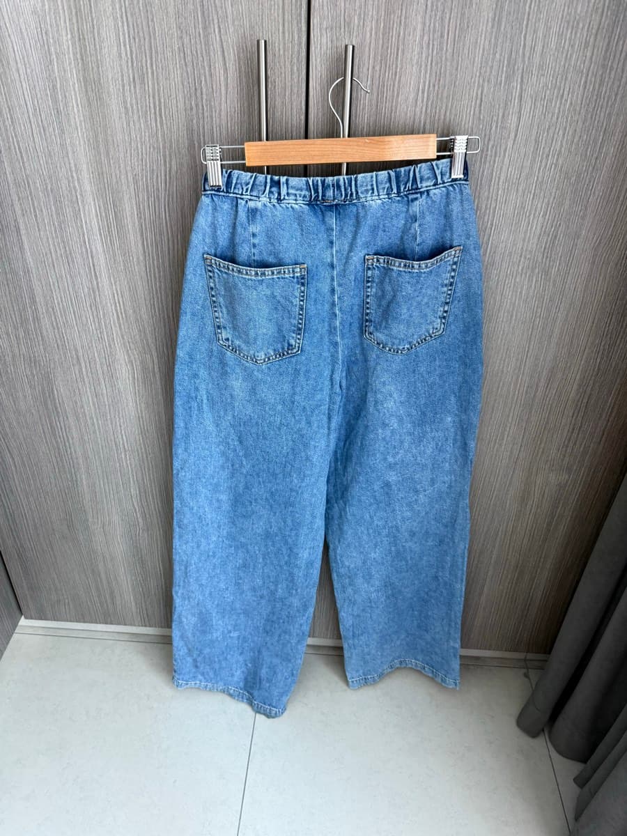 Light Wash Denim Cropped Jeans thumbnail 2