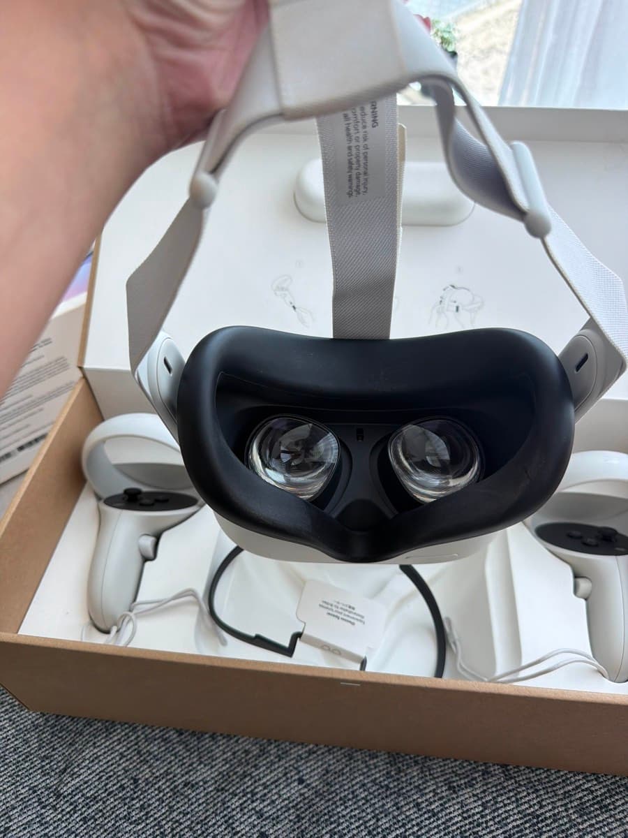 Oculus Quest 2 Headset thumbnail 3