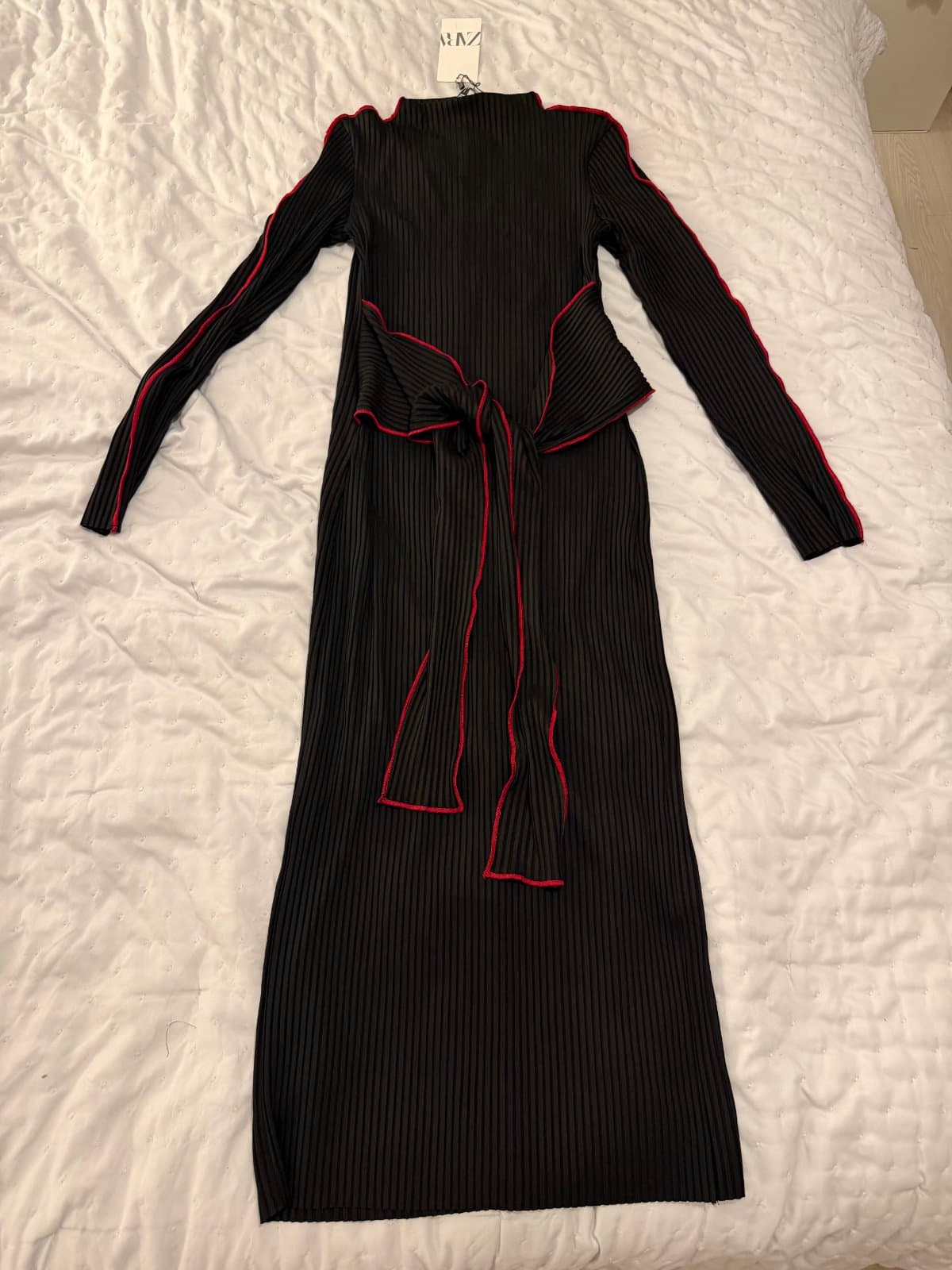 ZARA Black Pleated Maxi Dress with Red Contrast Trim – Size L – Brand New with Tags thumbnail 2