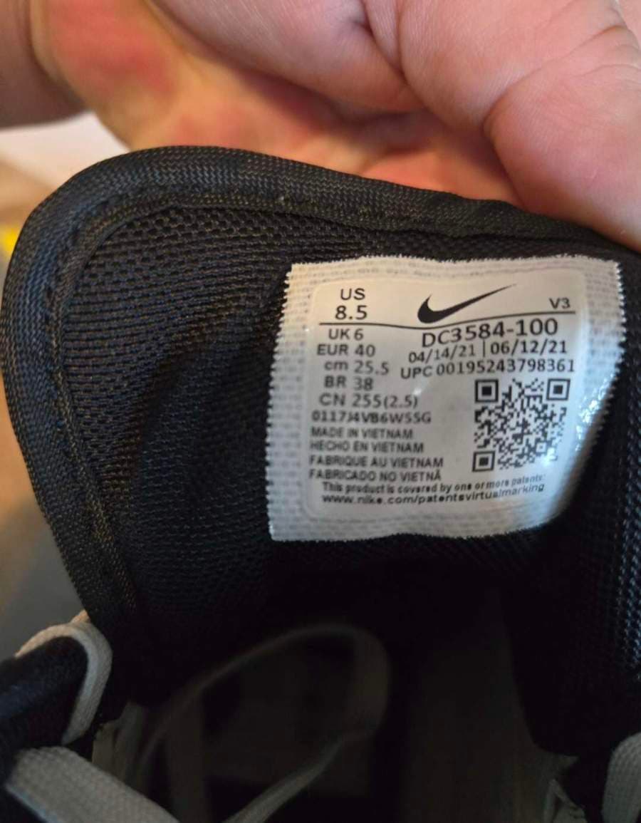 Nike shoes thumbnail 2