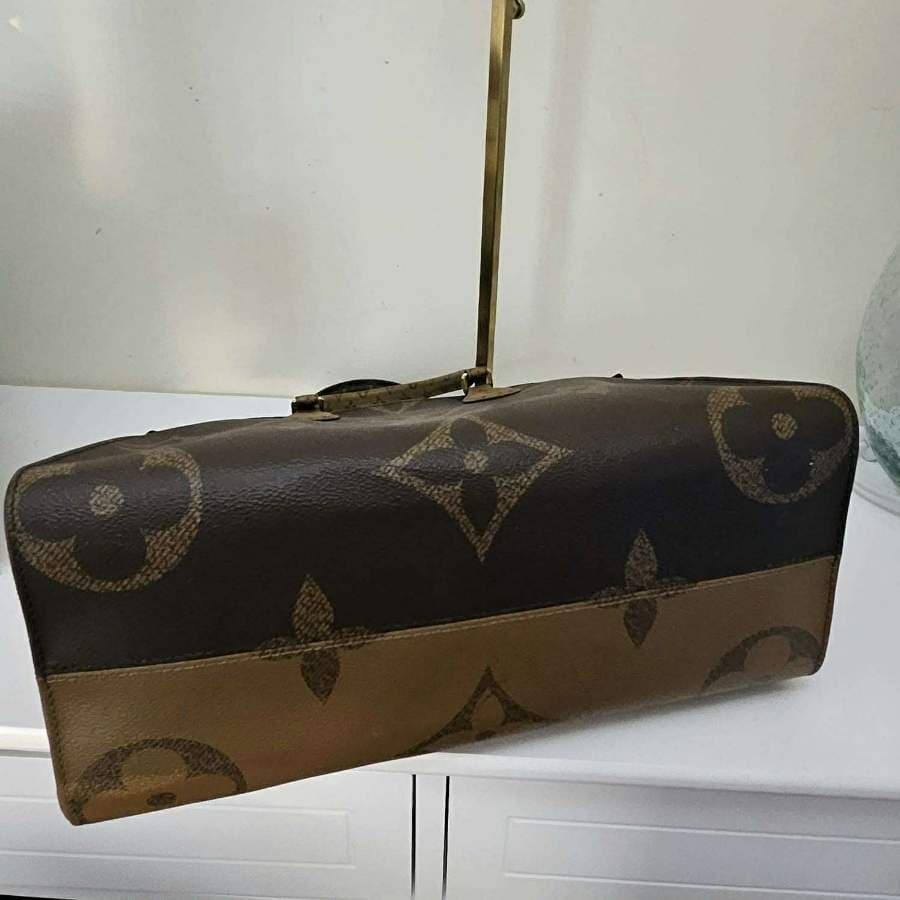 Louis Vuitton Onthego Microchipped Tote thumbnail 8