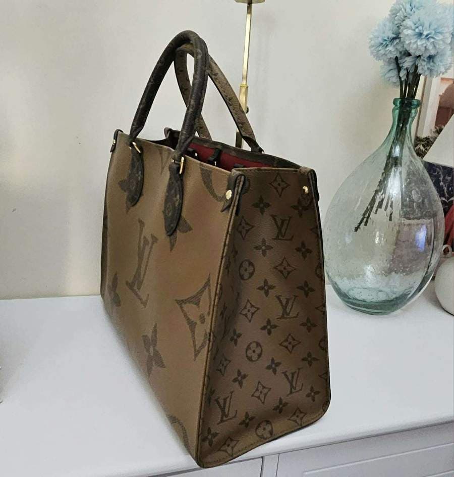 Louis Vuitton Onthego Microchipped Tote thumbnail 3