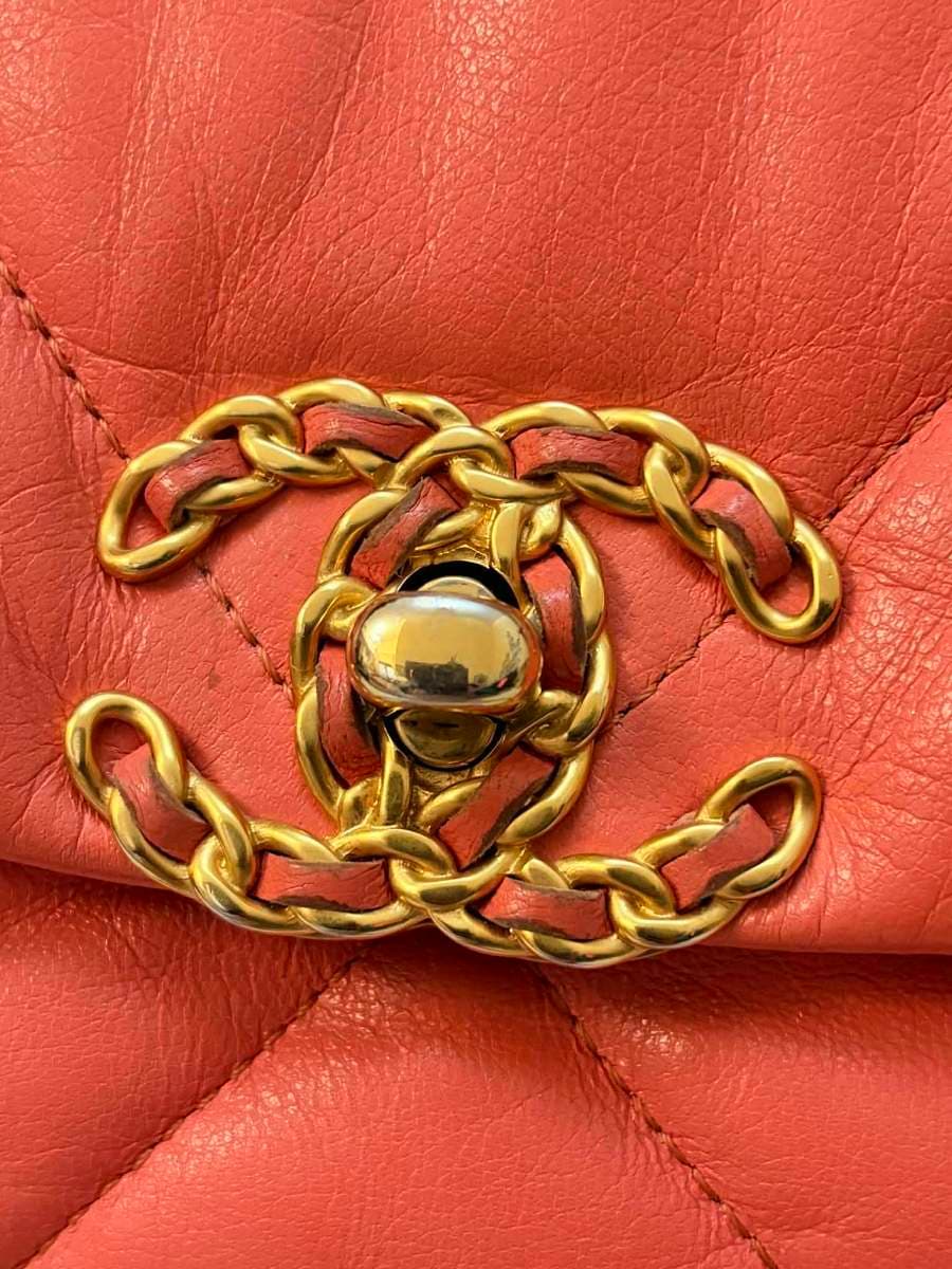Chanel 19 Coral Leather Bag thumbnail 9