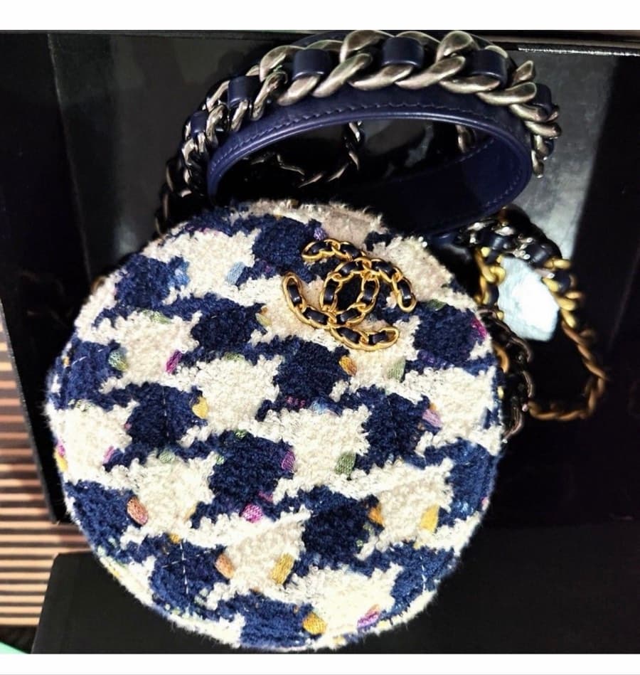 Chanel 19 Tweed Round Crossbody Bag thumbnail 3