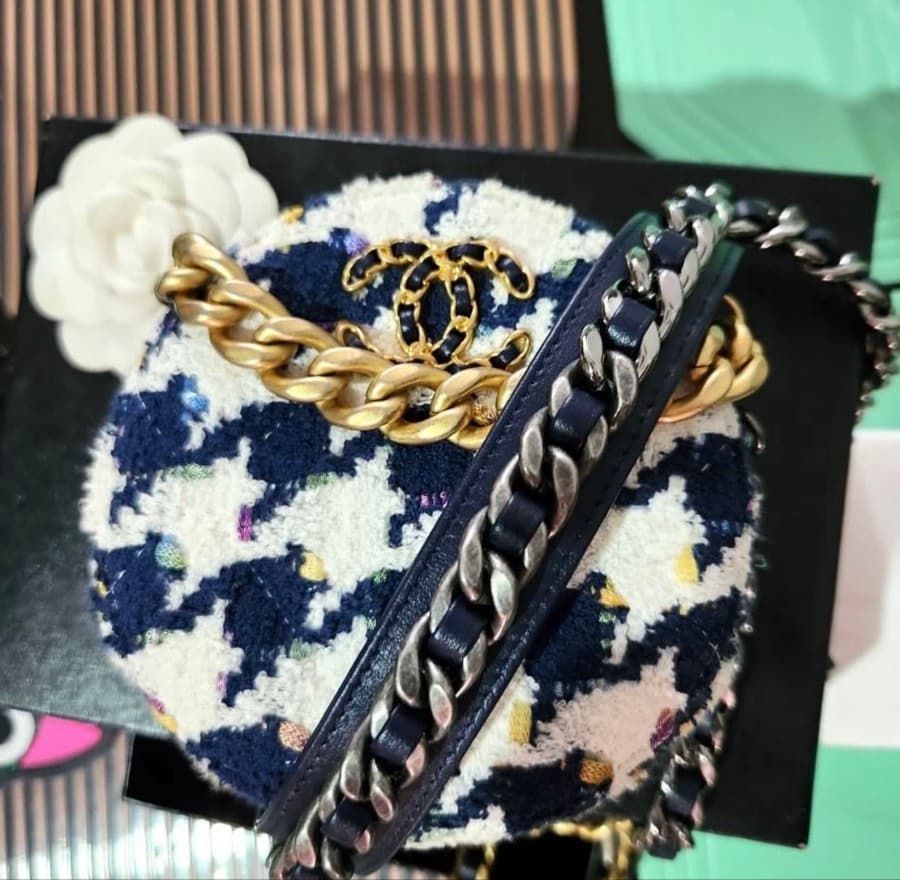 Chanel 19 Tweed Round Crossbody Bag thumbnail 8