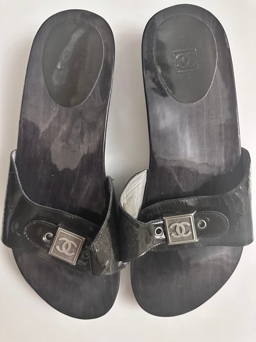 Chanel CC Logo Slides thumbnail 4