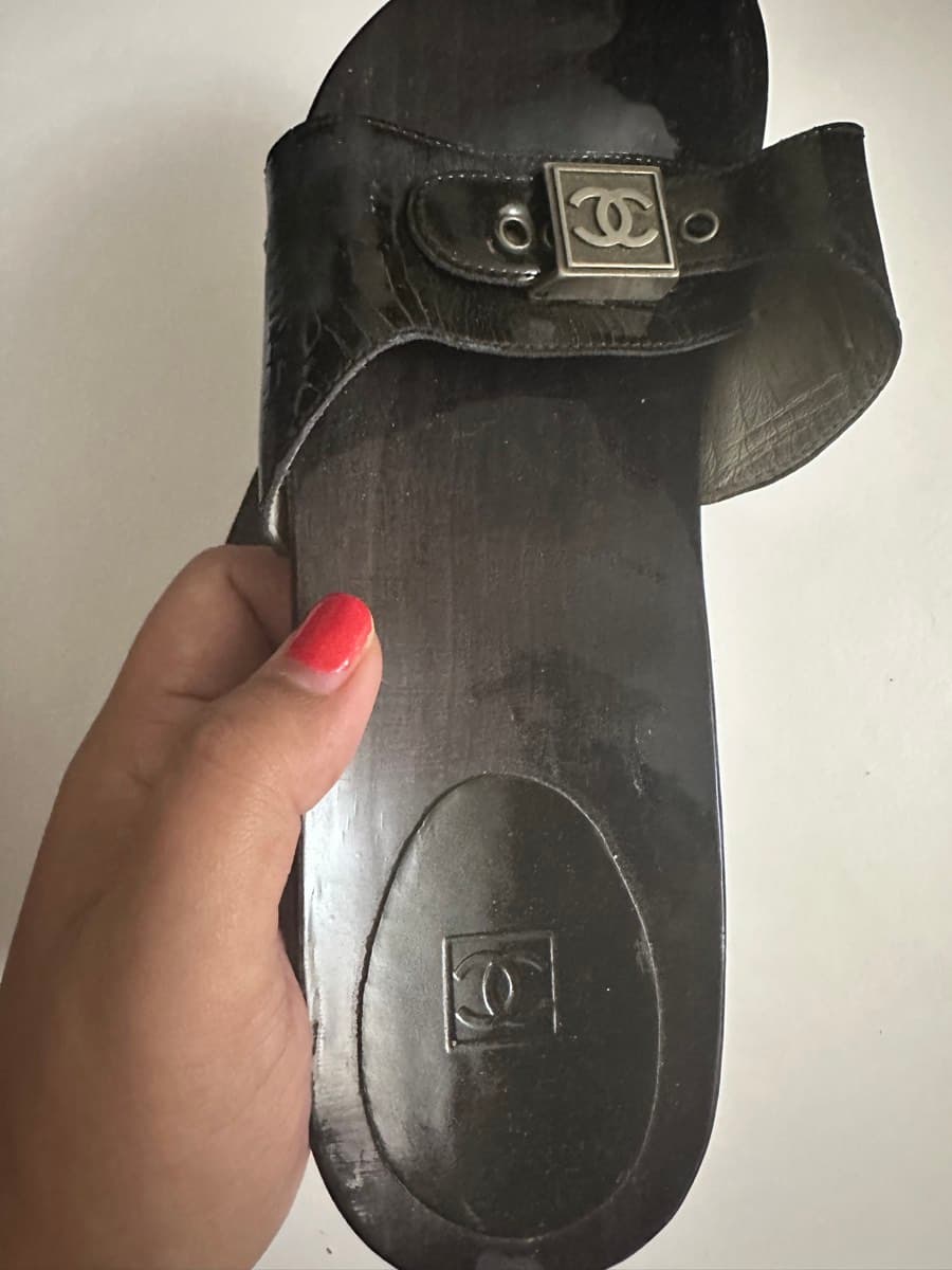 Chanel CC Logo Slides thumbnail 5