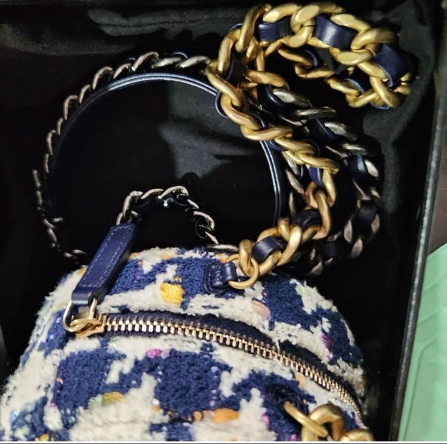 Chanel 19 Tweed Round Crossbody Bag thumbnail 7