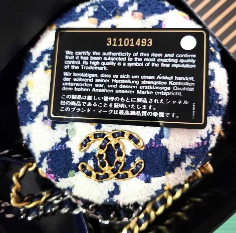 Chanel 19 Tweed Round Crossbody Bag thumbnail 6