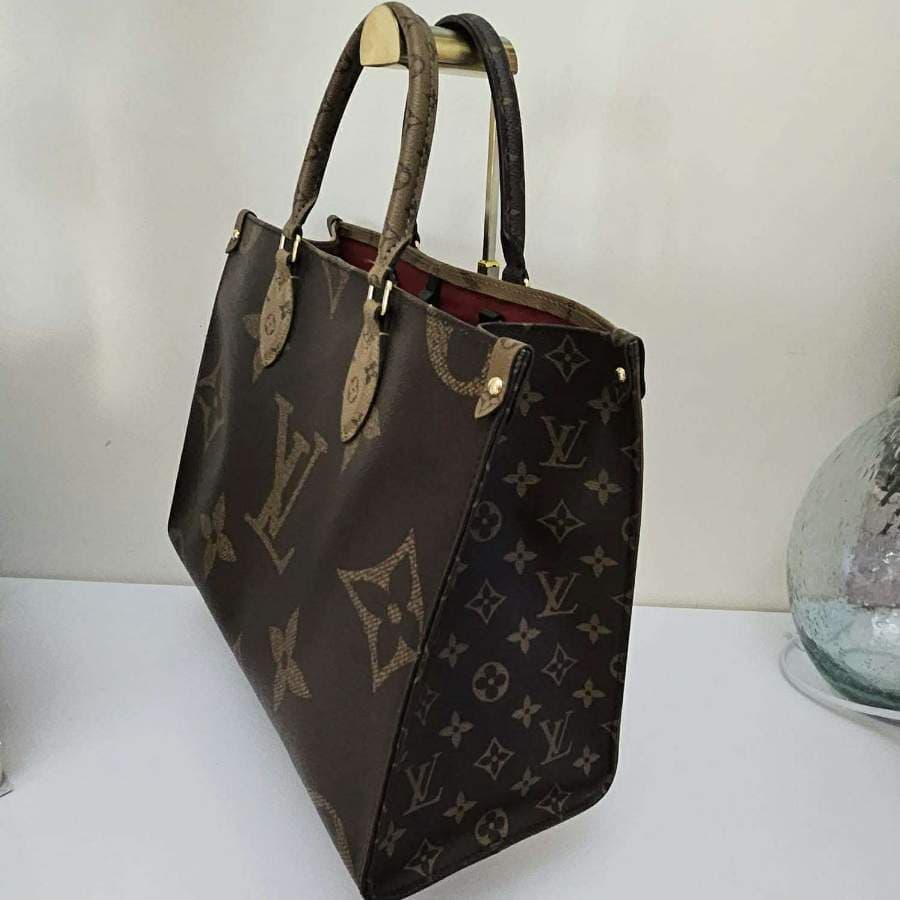 Louis Vuitton Onthego Microchipped Tote thumbnail 5