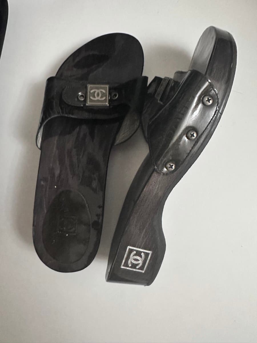 Chanel CC Logo Slides thumbnail 2