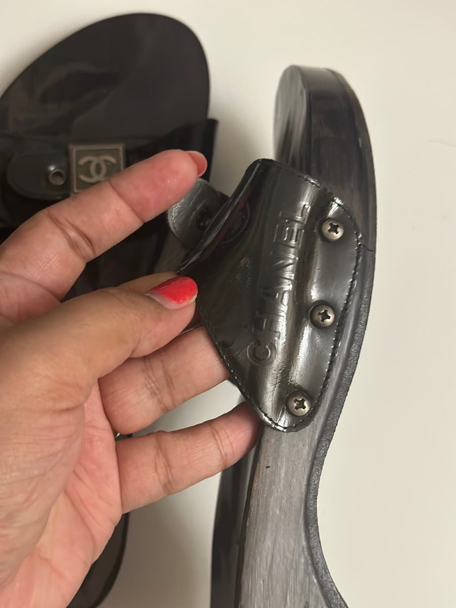 Chanel CC Logo Slides thumbnail 6