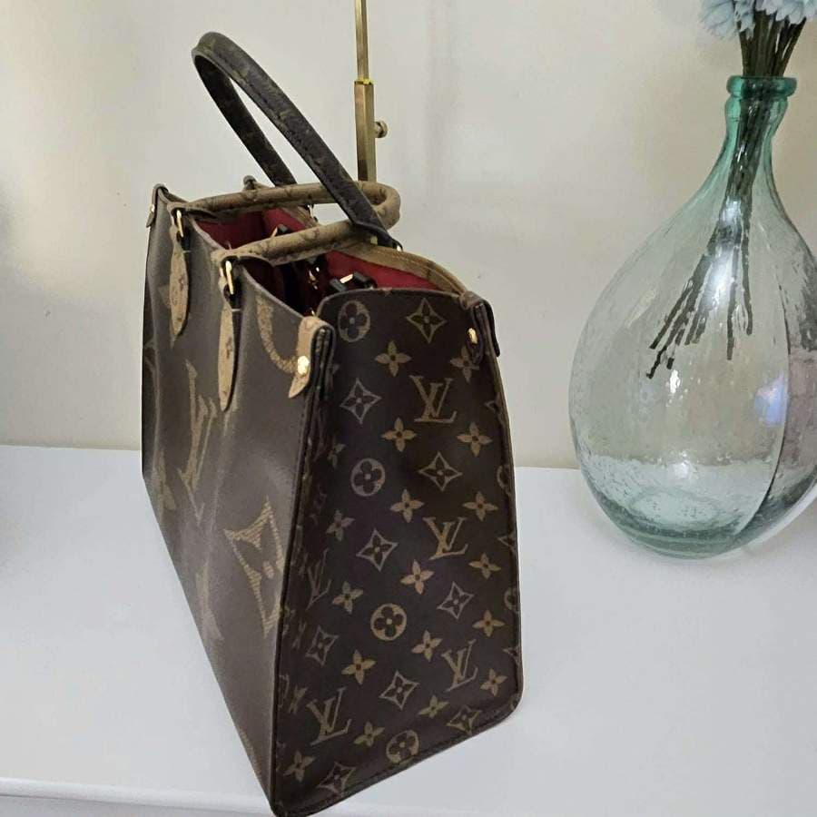 Louis Vuitton Onthego Microchipped Tote thumbnail 7