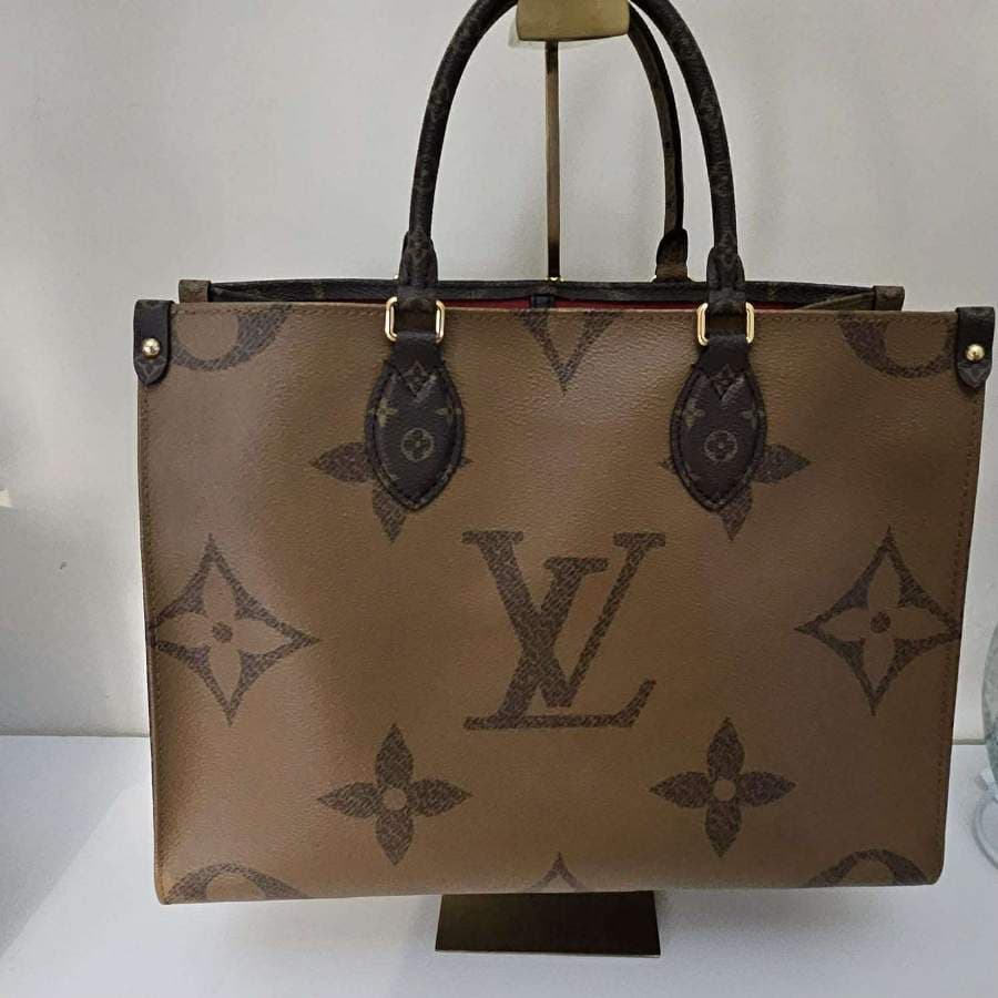 Louis Vuitton Onthego Microchipped Tote thumbnail 2