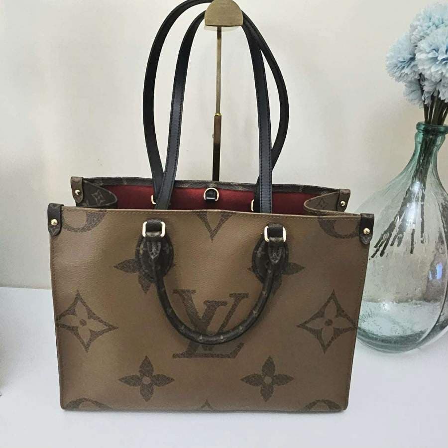 Louis Vuitton Onthego Microchipped Tote thumbnail 6