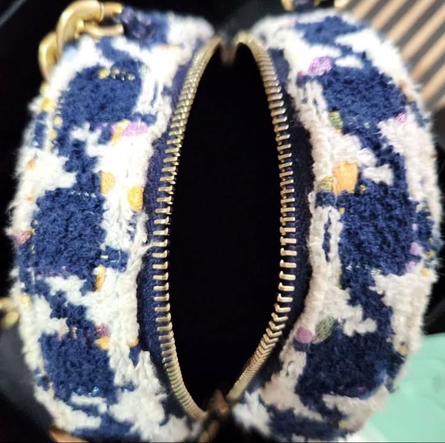 Chanel 19 Tweed Round Crossbody Bag thumbnail 9