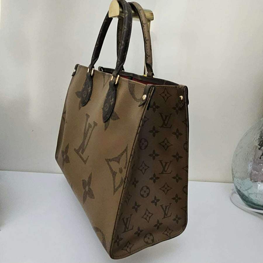 Louis Vuitton Onthego Microchipped Tote thumbnail 4