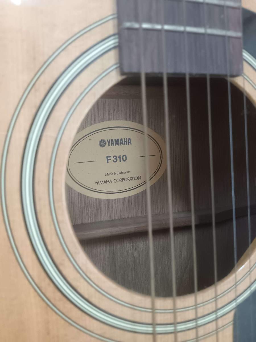 YAMAHA F30 ACCOUSTIC GUITAR thumbnail 2
