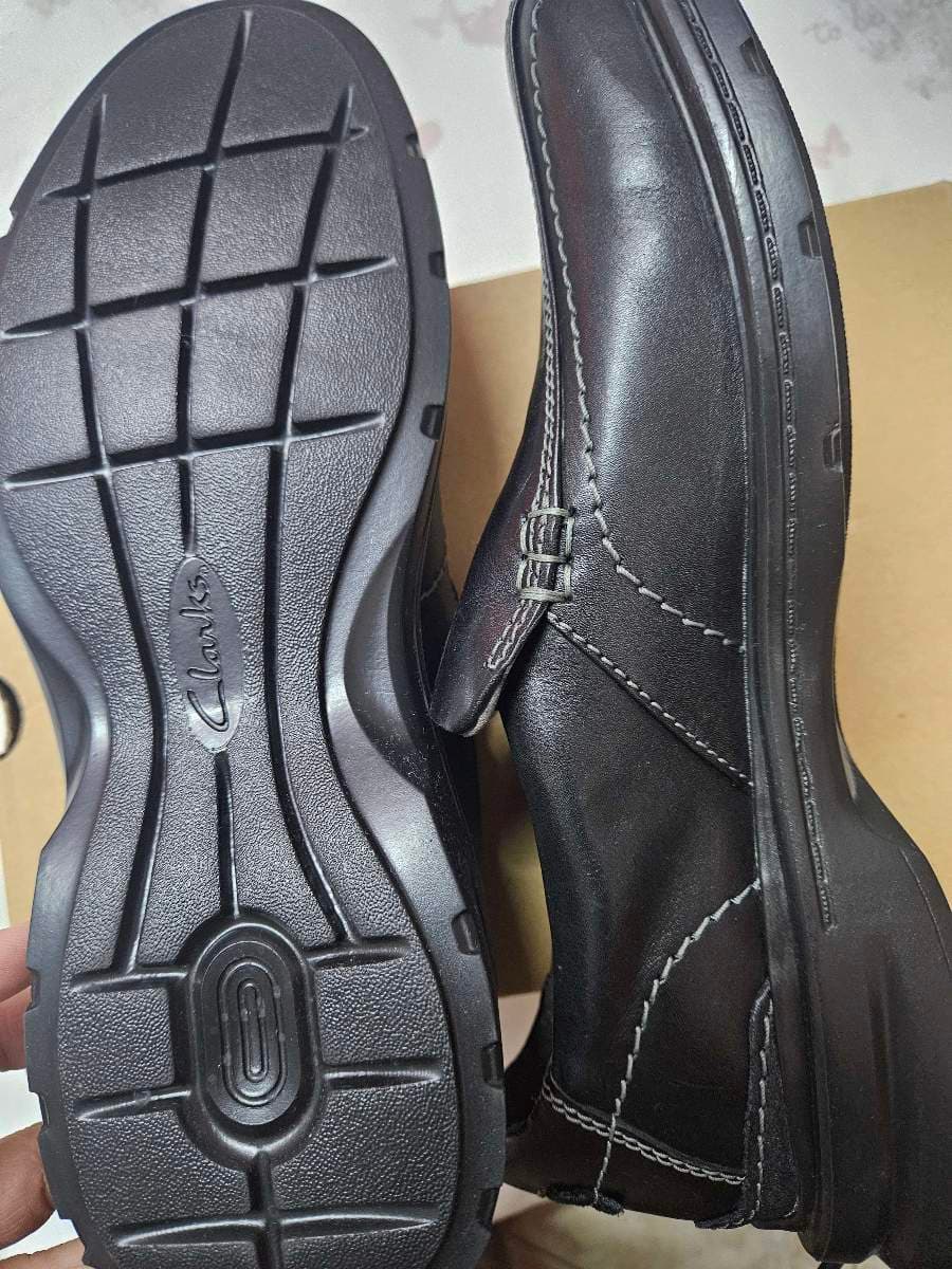 Original Clarks Black Leather Slip-On Shoes thumbnail 6