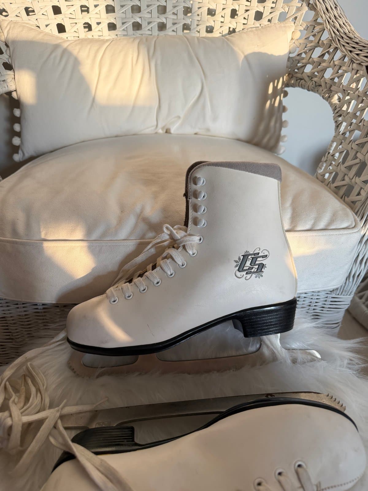 Beautiful Figure ice skates women-  Lake Superior Sports thumbnail 4