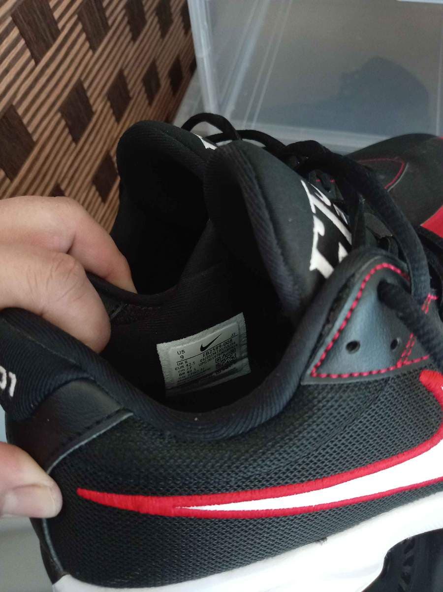Nike Black Red Sneakers thumbnail 4