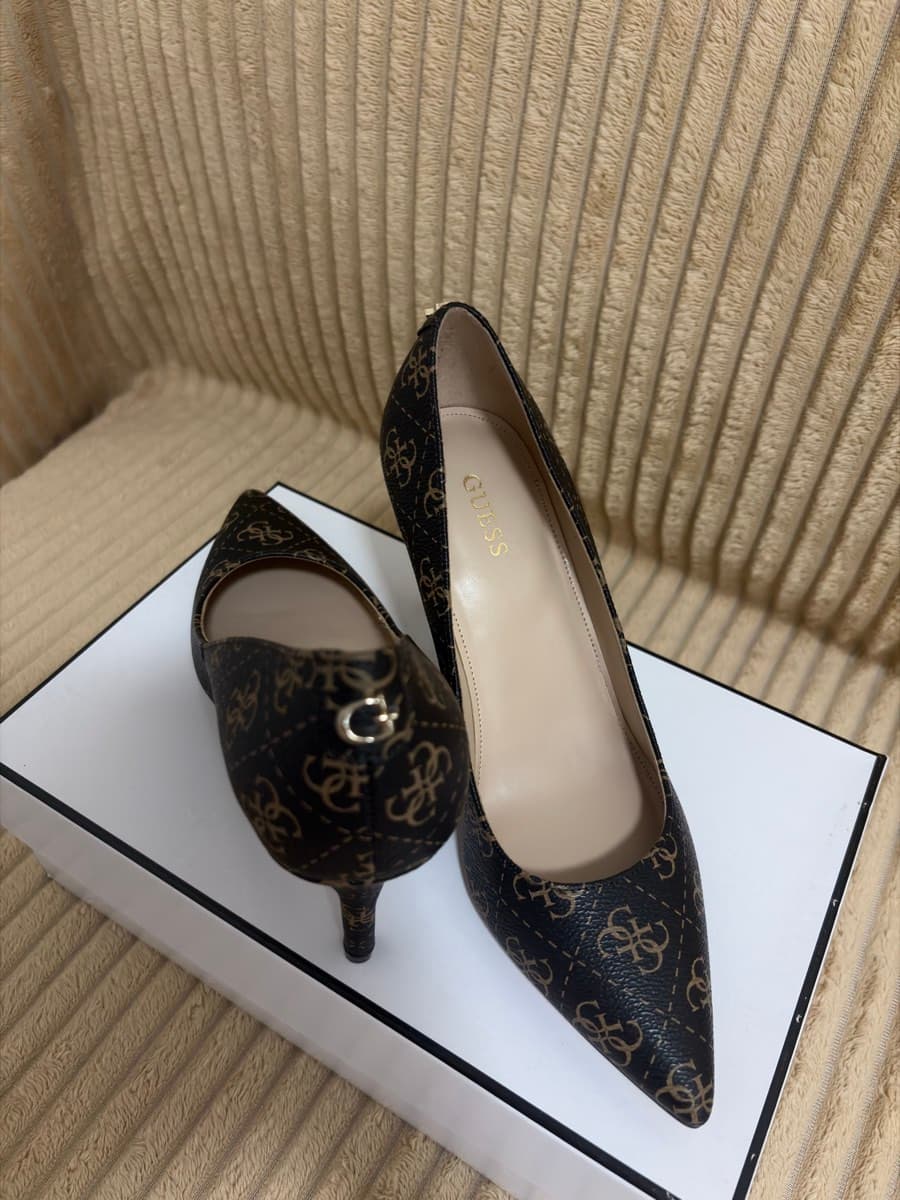 Guess Monogram Pointed Pumps thumbnail 5