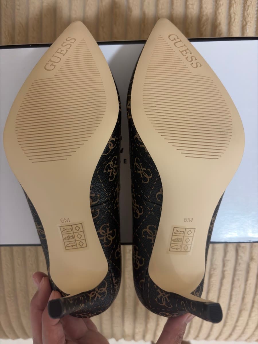 Guess Monogram Pointed Pumps thumbnail 4