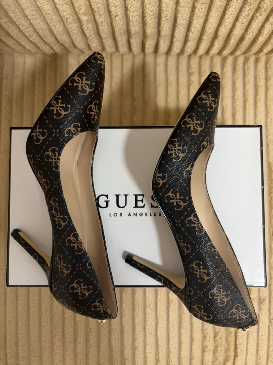 Guess Monogram Pointed Pumps thumbnail 2