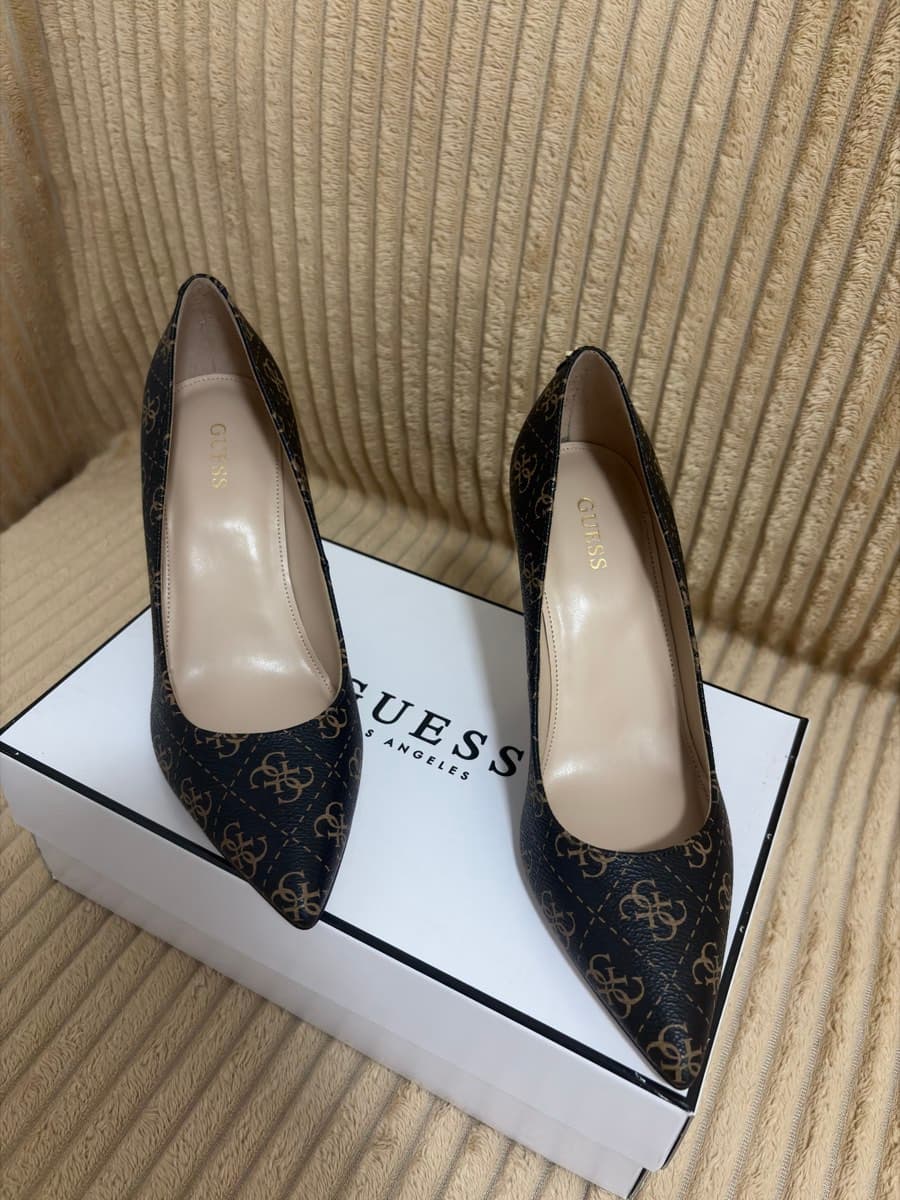 Guess Monogram Pointed Pumps thumbnail 6