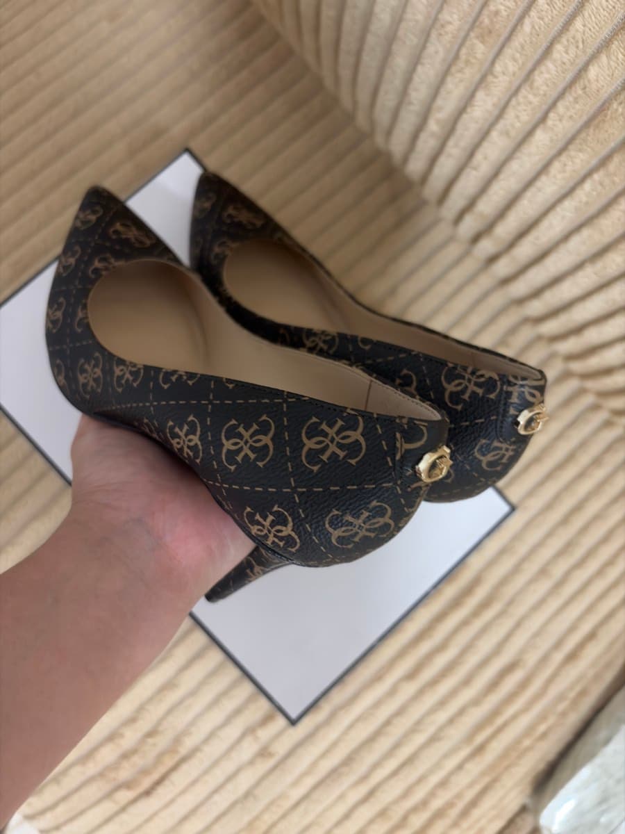 Guess Monogram Pointed Pumps thumbnail 9