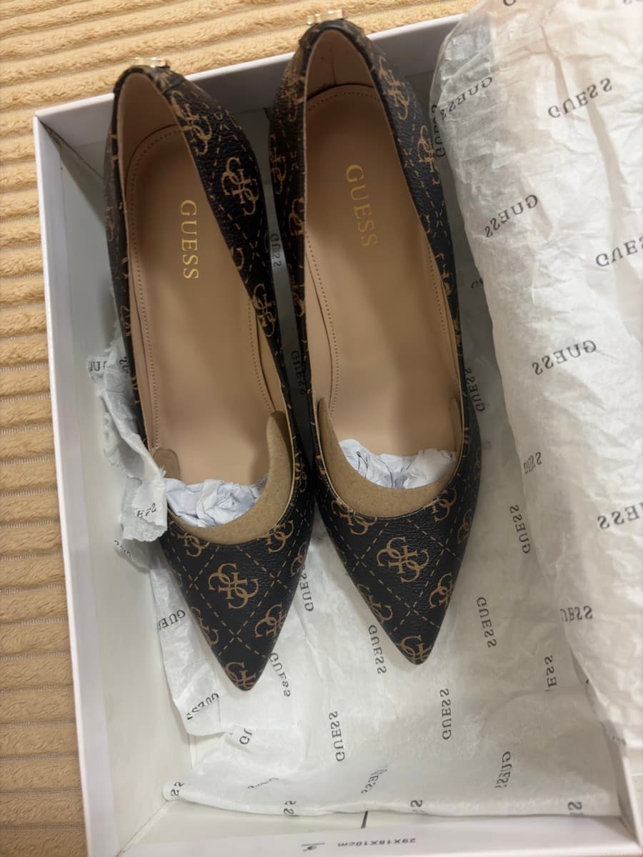 Guess Monogram Pointed Pumps thumbnail 7