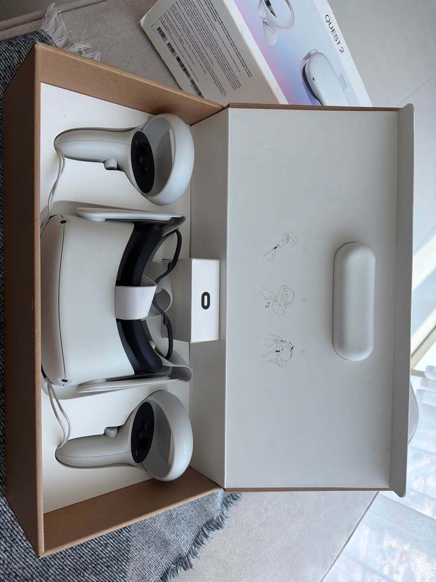 Oculus Quest 2 Headset thumbnail 2