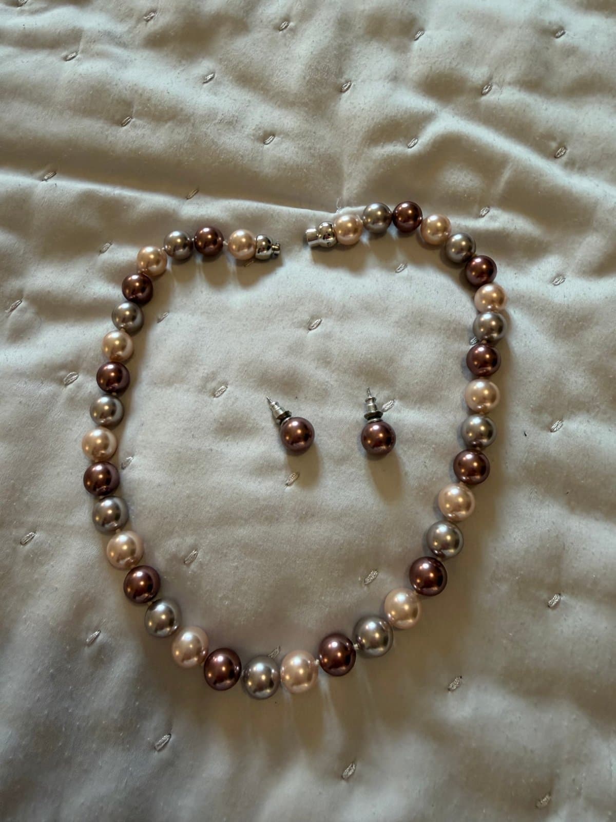 Pearl necklace and stud earrings set thumbnail 3
