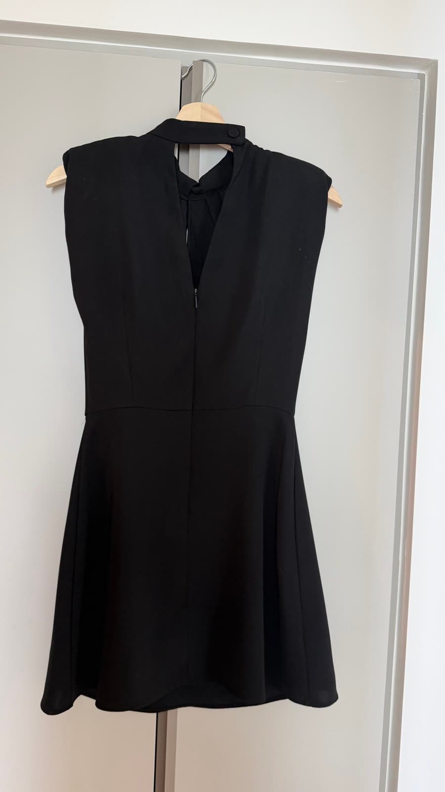 Black Sleeveless Twisted Top thumbnail 2