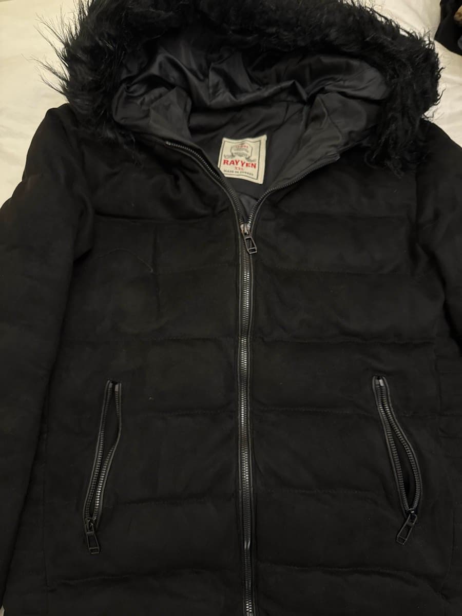RAYYEN Black Puffer Jacket