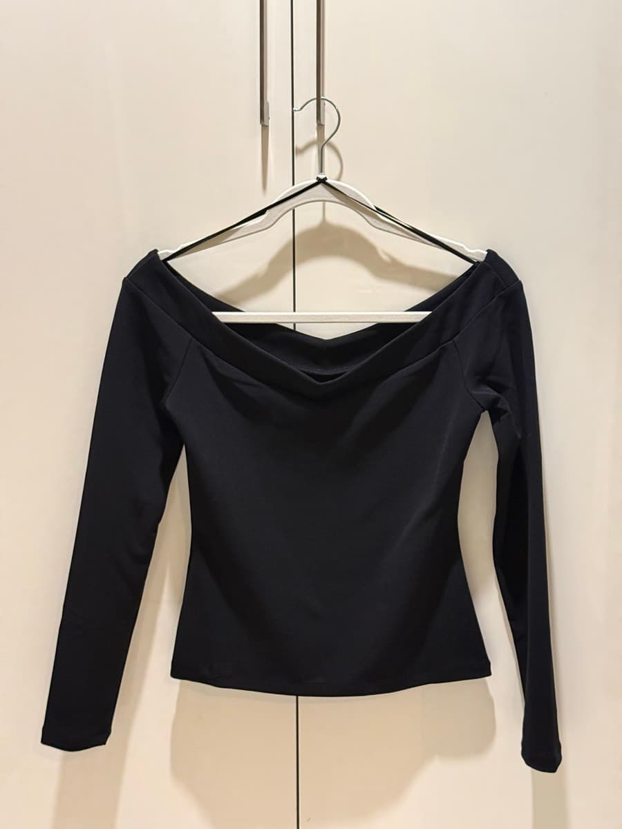 Black Off-Shoulder Long-Sleeve Top