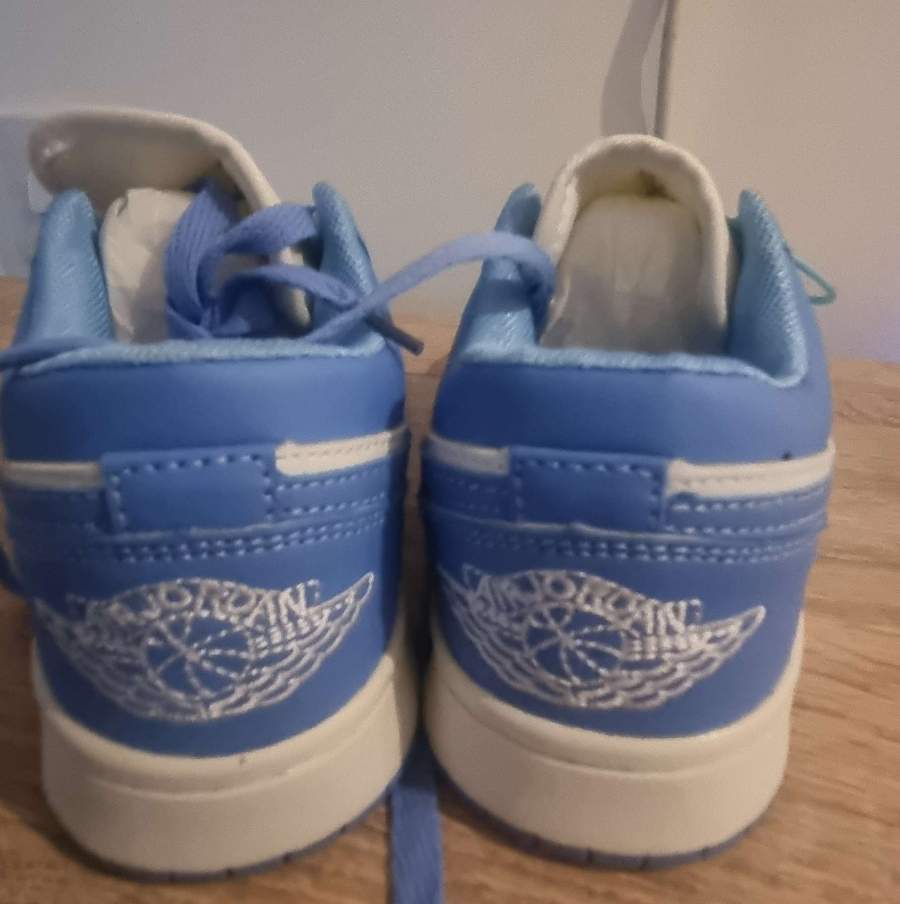 Jordan Low-Top Sneakers - image 1