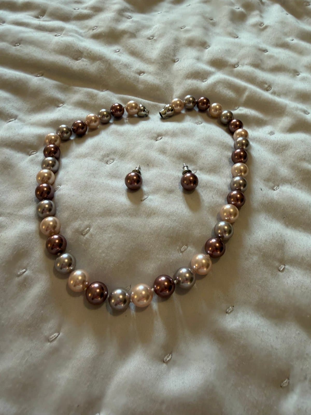 Pearl necklace and stud earrings set - image 1